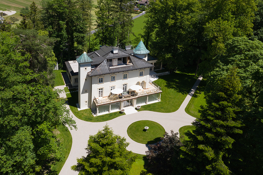 Mit einer Wohnfläche von 953 m2 wird derzeit dieses exklusive Anwesen am Wolfgangsee für rund 44 Mio. € vermarktet.