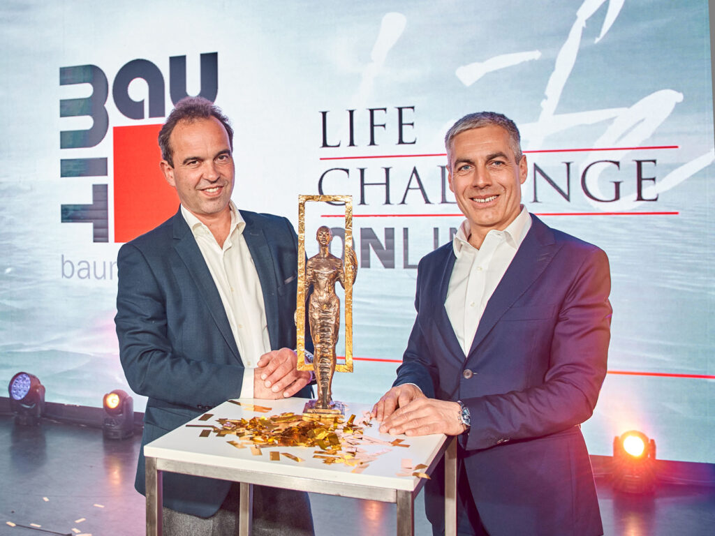 Mag. Robert Schmid, CEO Baumit Group und Eigentümervertreter der Schmid Industrieholding und Mag. Georg Bursik, CEO Baumit Österreich mit dem Baumit Life Challenge Award.