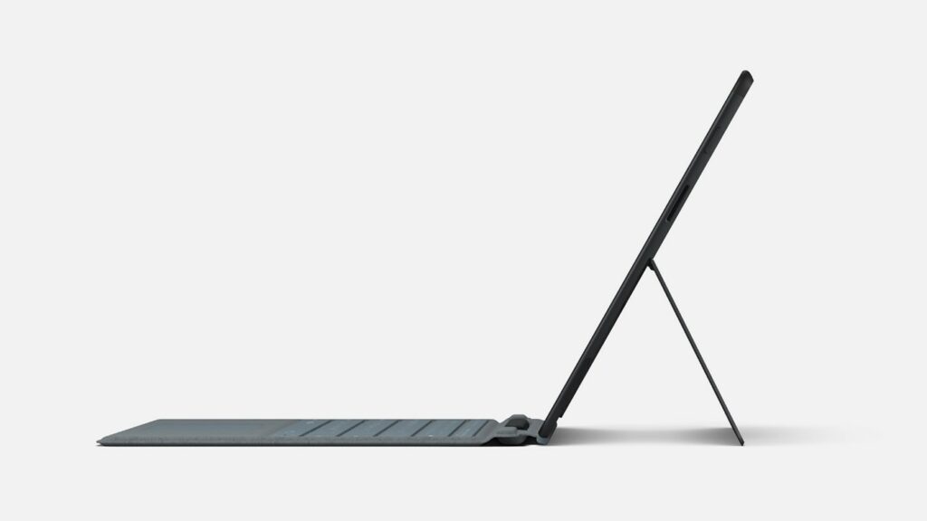 So dünn, dass man es blind erkennt: Surface Pro X mit Signature Keyboard und ausgeklapptem Kickstand.