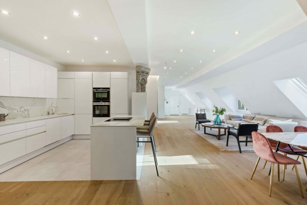 Diese luxuriöse Dachterrassen-Wohnung im ersten Wiener Gemeindebezirk steht aktuell für 2,55 Mio. € zum Verkauf.