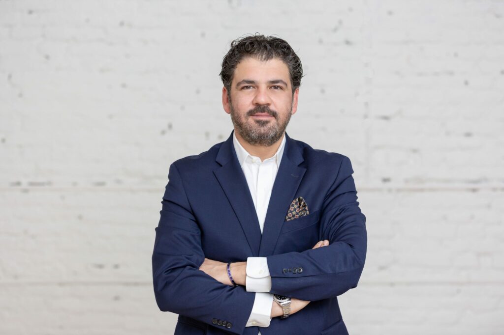 Farbod Sadeghian, Serial-Tech-Entrepreneur, Kunstmarktexperte und Gründer von artèQ