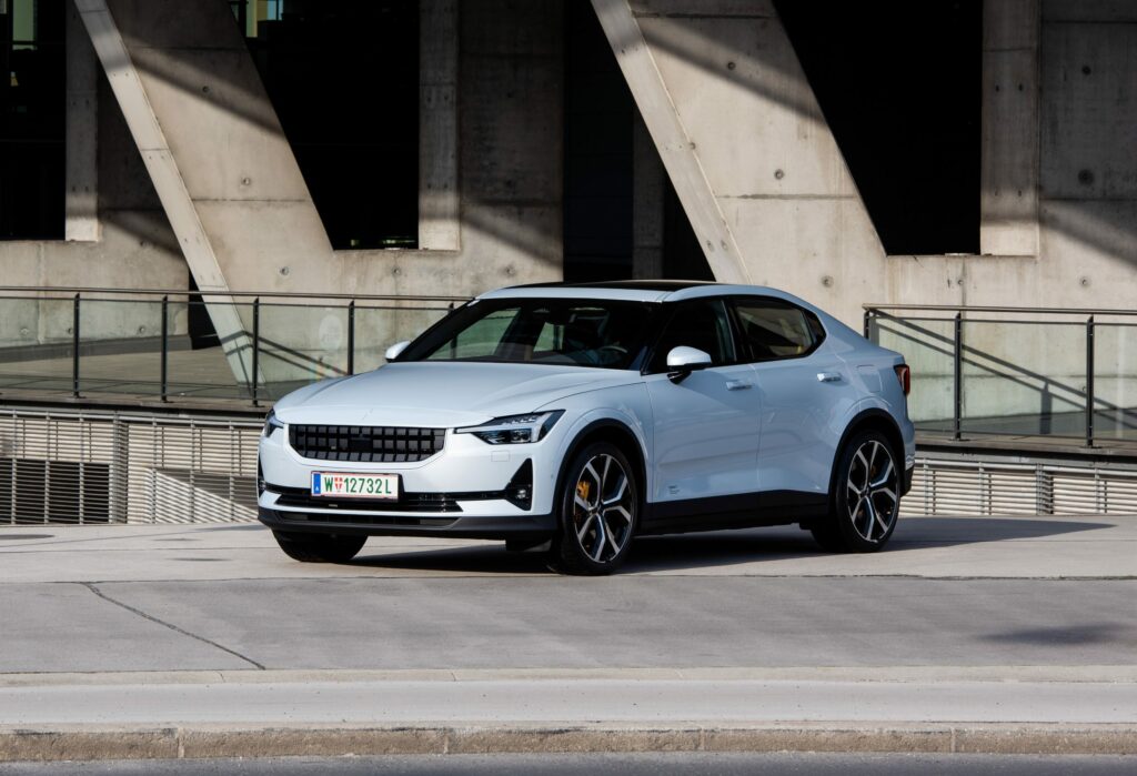 Polestar 2 ist ab sofort in zwei attraktiven Varianten verfügbar