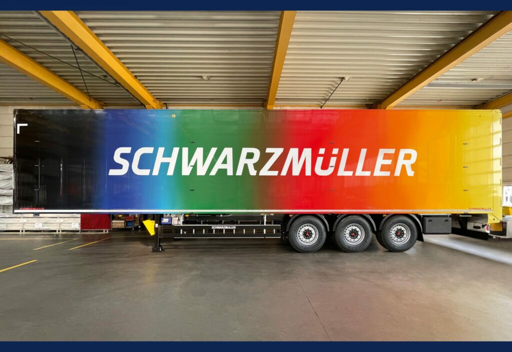 Ein Hingucker für die Mietflotte Schwarzmüller LKW