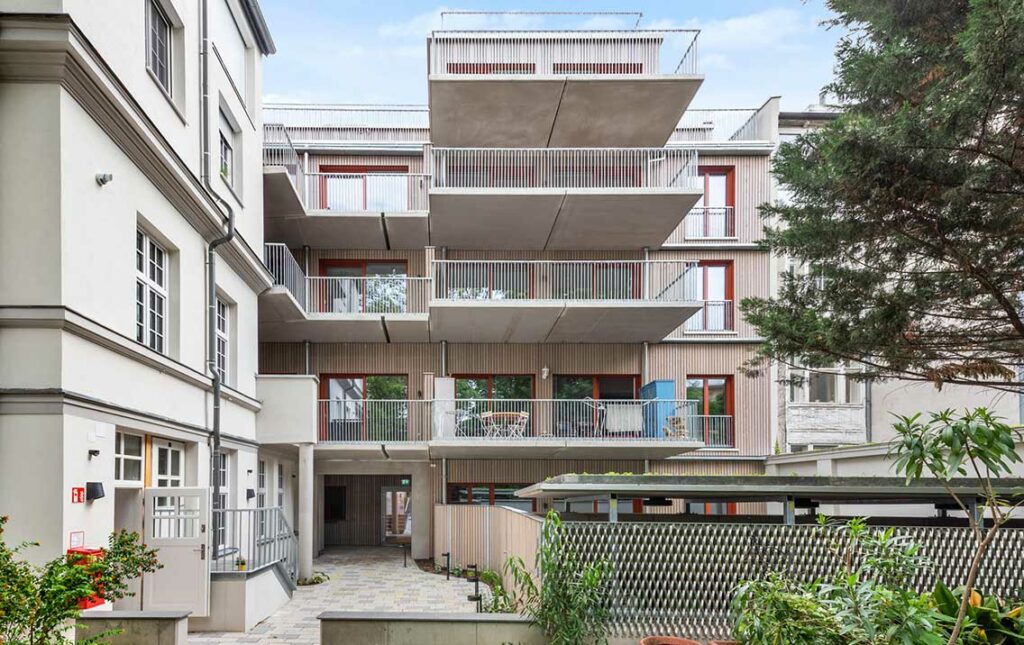 Das perfekte Zusammenspiel von Altbau-Charme und modernem Neubau – willkommen im hidden garden!