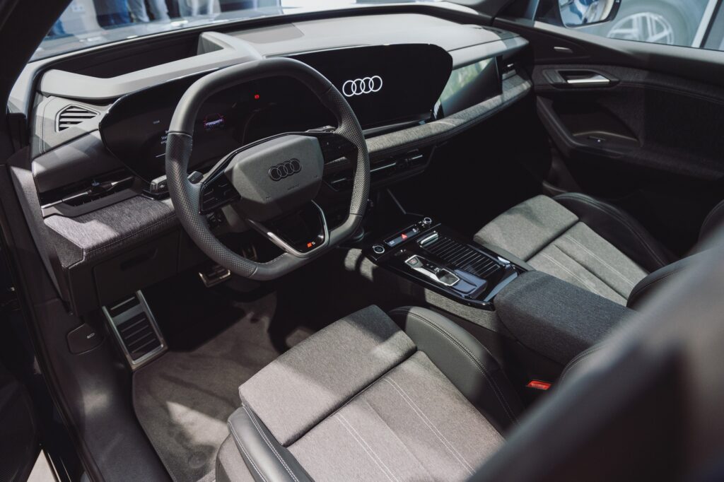 Die Audi AG setzt mit dem vollelektrischen Q6 e-tron neue Maßstäbe