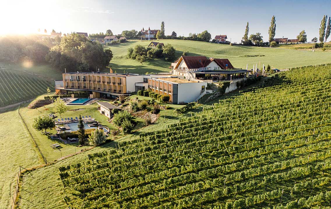 Wein- & Well-Being Hotel in der Südsteiermark Das Ratscher Landhaus steht für Wein & Well-Being in der Südsteiermark! Es feiert die kleinen Freuden des Lebens, die das große Glück ergeben und möchte für seine Gäste ein cozy Ambiente schaffen, in dem einem nichts fehlt und es einem rundum wohlergeht.