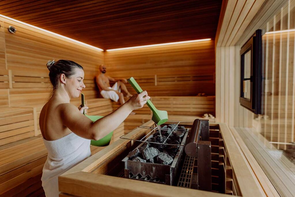 Wein- & Well-Being Hotel in der Südsteiermark Das Ratscher Landhaus steht für Wein & Well-Being in der Südsteiermark! Es feiert die kleinen Freuden des Lebens, die das große Glück ergeben und möchte für seine Gäste ein cozy Ambiente schaffen, in dem einem nichts fehlt und es einem rundum wohlergeht.