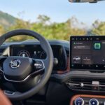Sicherheit mit LED-Matrix-Scheinwerfer Die neuen LED-Matrix-Scheinwerfer in Superb du Kodiaq bestehen aus 36 Leuchtelementen, die sich einzeln an- und abschalten lassen. Dadurch können sie den Gegenverkehr punktgenau ausblenden, während alle anderen Sichtbereiche weiterhin mit Fernlicht bestrahlt werden. Das verspricht bis zu 40 Prozent mehr Lichtausbeute und damit deutlich verbesserte Sicherheit. Superb Combi – Jetzt konfigurieren! (skoda.at) Kodiaq – Jetzt konfigurieren! (skoda.at) Symbolfotos. Verbrauch: 0,4-8,5 l/100 km. Stromverbrauch: 15,7-23,8 kWh/100 km. CO2-Emission: 8-193 g/km. 1 Die Boni sind unverb., nicht kart. Nachlässe inkl. NoVA und 20% MwSt. Die 4.500,– Euro setzen sich zusammen aus 2.500,– Euro Porsche Bank Finanzierungs-Bonus, 1.000,– Euro Versicherungs-Bonus (bei Abschluss einer KASKO Versicherung) und 1.000,– Euro Service-Bonus (bei Abschluss eines Service- oder Wartungsproduktes). Aktionen gültig bei Neubestellung vom 02.05.2024 bis 30.06.2024 (Kaufvertrags-/Antragsdatum). Mindestlaufzeit 36 Monate. Mindest-Nettokredit 50% vom Kaufpreis. Privatkundenangebot. Ausgenommen Sonderkalkulationen für Flottenkunden und Behörden.