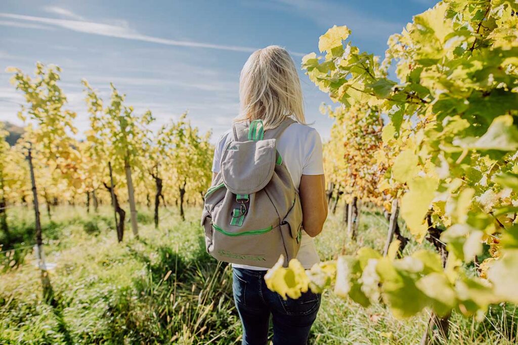 Wein- & Well-Being Hotel in der Südsteiermark  Das Ratscher Landhaus steht für Wein & Well-Being in der Südsteiermark! Es feiert die kleinen Freuden des Lebens, die das große Glück ergeben und möchte für seine Gäste ein cozy Ambiente schaffen, in dem einem nichts fehlt und es einem rundum wohlergeht. 
