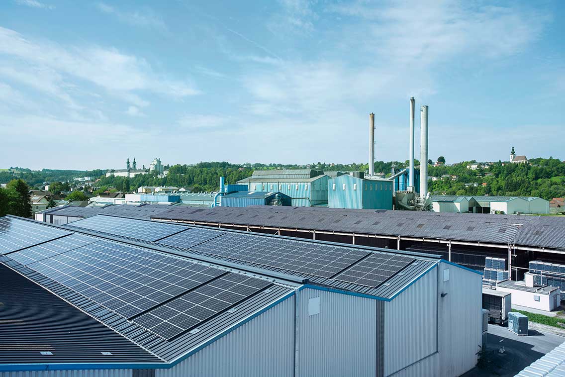 Mit mehr als acht Megawattstunden geplanter Sonnenenergie setzt Vetropack einen Meilenstein für nachhaltige Produktion in Kremsmünster.