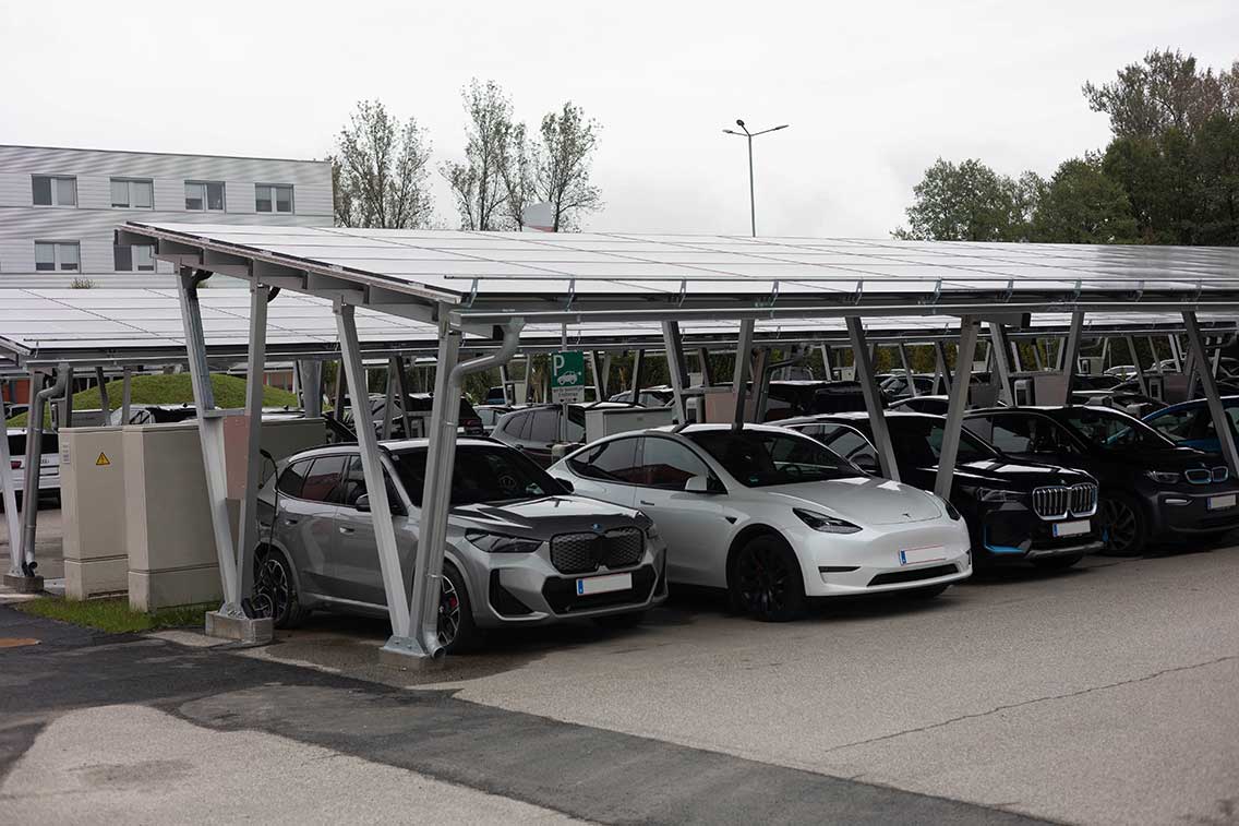 Erneuerbare Energie auf höchstem Niveau: VERBUNDs PV-Carport-Projekt setzt neue Maßstäbe