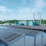 Das Sonnenstromkraftwerk auf den Dächern von Vetropack in Oberösterreich produziert rund 200.000 kWh Strom und spart etwa 145 Tonnen CO2 pro Jahr ein.