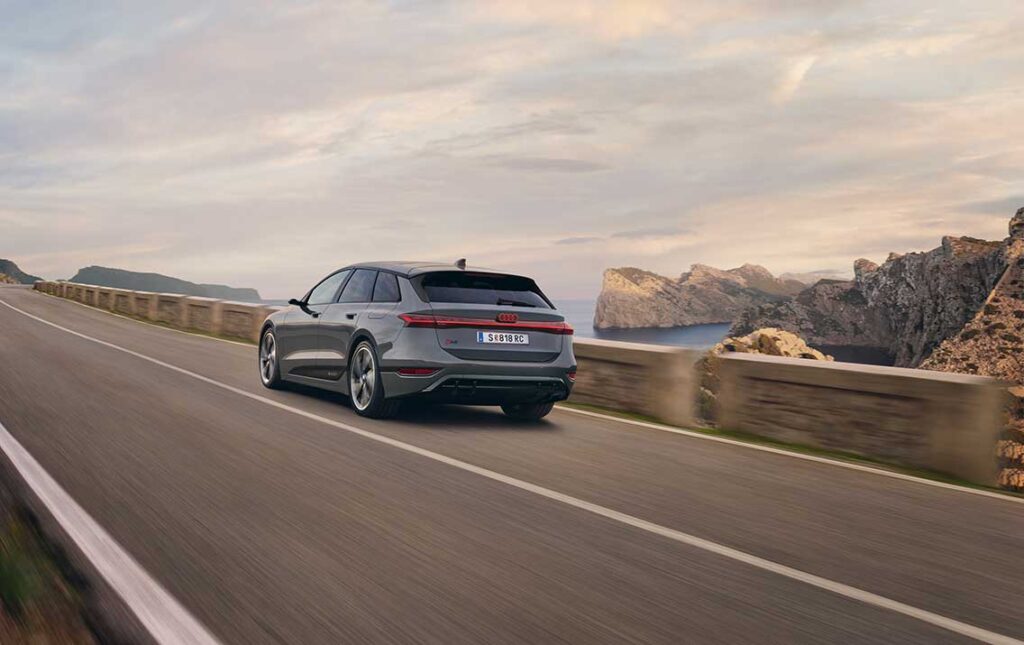 Der Audi A6 Avant e-tron – Für die Zukunft gemacht. Mit dem Audi A6 Avant e-tron führt Audi eine neue Ära der Elektromobilität ein: ein vollelektrischer Kombi, der in Leistung, Technologie und Reichweite neue Maßstäbe setzt. Das Design bleibt vertraut, während die Technik zukunftsweisend ist.