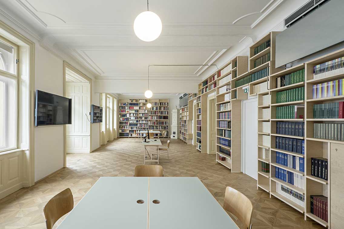 Der Lehrgang „Psychoanalytisch orientiertes Management“ fördert das Verständnis für Tiefenstrukturen von Teams und Organisationen. Führungskräfte, Vorstände und Eigentümer bleiben dadurch auch jenseits von Kennzahlen und Wirtschaftsdaten handlungsfähig.