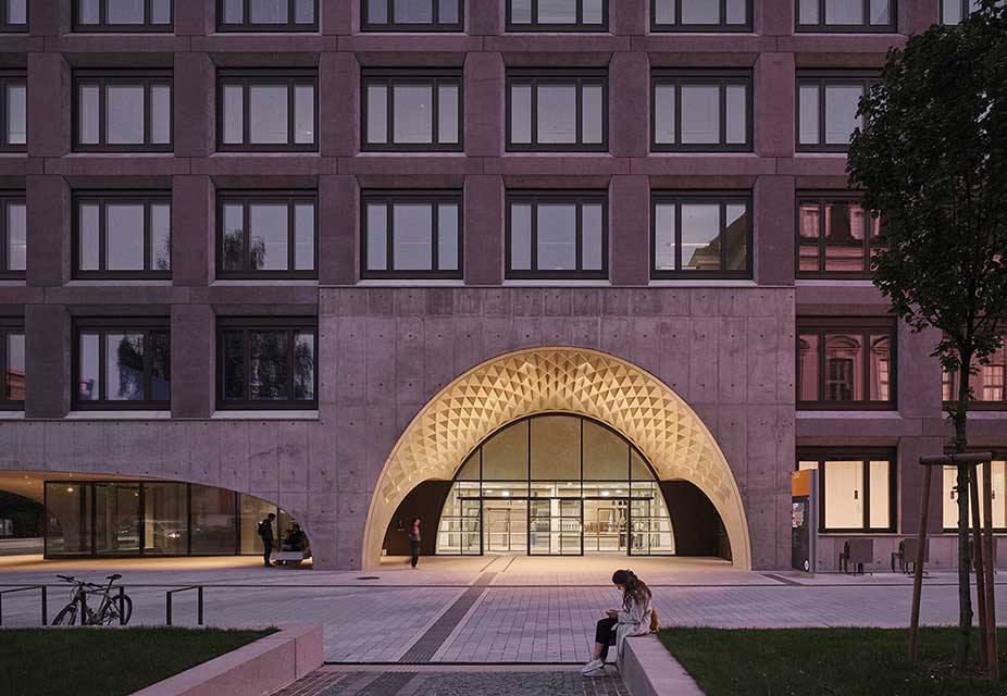 •	Seit nunmehr 20 Jahren lädt die BIG unter dem Titel "Kunst & Bau" namhafte österreichische und internationale Architektur- und Kunstschaffende zur Zusammenarbeit ein. Das Kunstprogramm BIG ART entwickelt im Dialog mit ihnen und den Nutzer*innen der Gebäude künstlerische Interventionen für Bauprojekte der BIG.  