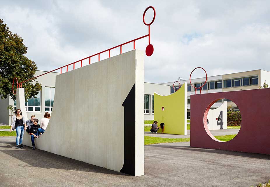 Mit dem Kunstprogramm BIG ART lädt die Bundesimmobiliengesellschaft namhafte österreichische, aber auch internationale Kunstschaffende und Architekt:innen ein, gemeinsam künstlerische Interventionen für neue oder bestehende Bauprojekte zu entwickeln. Was als experimentelle Initiative begann, hat sich zu einem festen Bestandteil der Unternehmenskultur der BIG entwickelt: