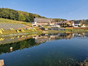 PUCHASPLUS KUKMIRN: Natur - Mensch - Stille Urlaub im Grünen, großzügige XXL-Genusszimmer und eine 2600 m2 großen Wellnessoase mit Saunaparadies laden dazu ein, Körper und Seele zur Ruhe kommen zu lassen. Ein Gesundheitsurlaub, der Entspannung schenkt und gleichzeitig kulinarisch verwöhnt.