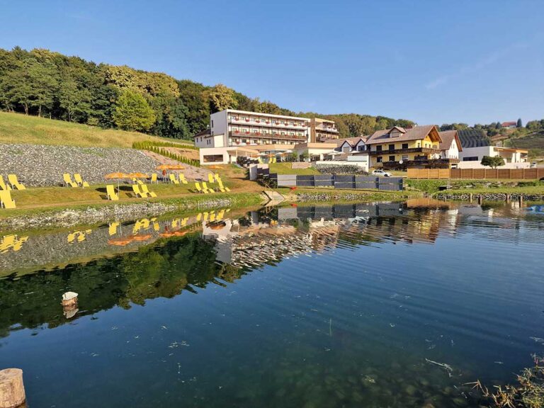 PUCHASPLUS KUKMIRN: Natur - Mensch - Stille Urlaub im Grünen, großzügige XXL-Genusszimmer und eine 2600 m2 großen Wellnessoase mit Saunaparadies laden dazu ein, Körper und Seele zur Ruhe kommen zu lassen. Ein Gesundheitsurlaub, der Entspannung schenkt und gleichzeitig kulinarisch verwöhnt.