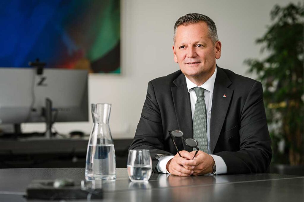 Wie Helvetia die Generation 50+ neu denkt: Ein Gespräch mit CEO Thomas Neusiedler. Sie stehen mitten im Leben, blicken auf Erfolge zurück und planen ihre Zukunft mit Weitblick: die Generation 50+. Für Helvetia ist sie strategisch zentral. Warum diese Zielgruppe im Fokus steht, welche Chancen sie bietet