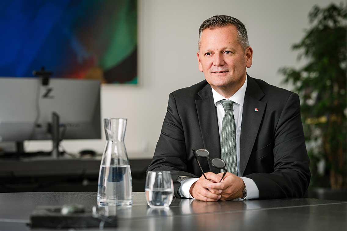 Wie Helvetia die Generation 50+ neu denkt: Ein Gespräch mit CEO Thomas Neusiedler. Sie stehen mitten im Leben, blicken auf Erfolge zurück und planen ihre Zukunft mit Weitblick: die Generation 50+. Für Helvetia ist sie strategisch zentral. Warum diese Zielgruppe im Fokus steht, welche Chancen sie bietet