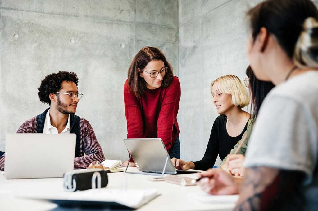 Wir bei Aon Austria erleben aktuell einen Wandel im Risk Engineering. Die klassische Schadensprävention tritt zunehmend in den Hintergrund und wird durch innovative und vorausschauende Methoden ergänzt. Dazu zählen moderne Datenanalysen, branchenspezifisches Benchmarking sowie das Durchspielen von Szenarien im Rahmen von Simulationsmodellen