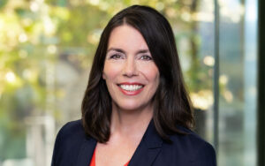 Unternehmen und Führungskräfte priorisieren intergenerative Zusammenarbeit