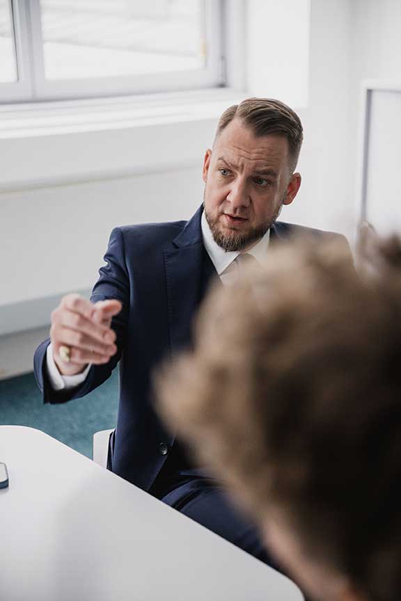 Engpässe bei Medikamenten in ganz Europa zeigen, dass neue Strukturen in der Pharmaindustrie dringend erforderlich sind. Das Startup Complex Pharmaceuticals will mit seinem hochmodernen und nachhaltig ausgerichteten Produktions- und Verpackungszentrum in Traiskirchen bei Wien sowohl Produktionskompetenz zurück nach Österreich holen als auch die Versorgungssicherheit stärken.