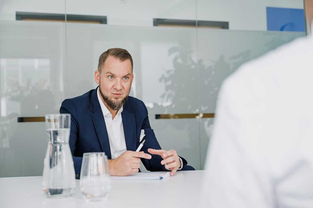 Engpässe bei Medikamenten in ganz Europa zeigen, dass neue Strukturen in der Pharmaindustrie dringend erforderlich sind. Das Startup Complex Pharmaceuticals will mit seinem hochmodernen und nachhaltig ausgerichteten Produktions- und Verpackungszentrum in Traiskirchen bei Wien sowohl Produktionskompetenz zurück nach Österreich holen als auch die Versorgungssicherheit stärken.