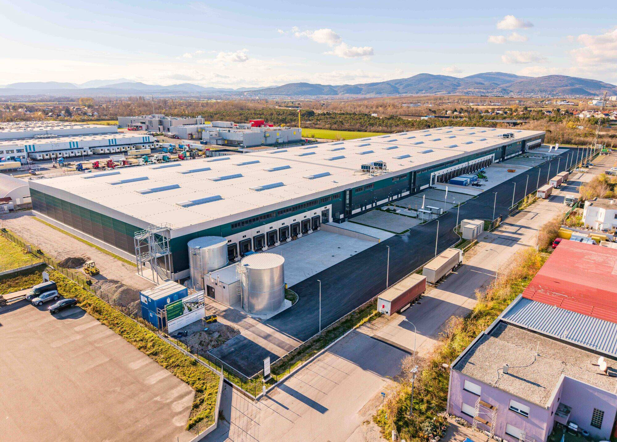 Engpässe bei Medikamenten in ganz Europa zeigen, dass neue Strukturen in der Pharmaindustrie dringend erforderlich sind. Das Startup Complex Pharmaceuticals will mit seinem hochmodernen und nachhaltig ausgerichteten Produktions- und Verpackungszentrum in Traiskirchen bei Wien sowohl Produktionskompetenz zurück nach Österreich holen als auch die Versorgungssicherheit stärken.