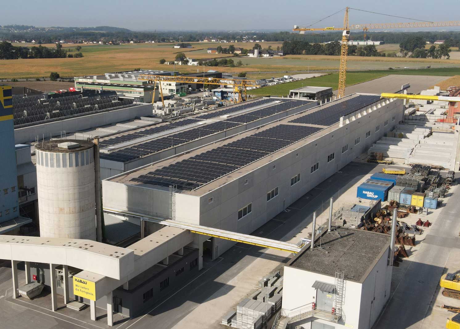 Nachhaltigkeit als gelebte Verantwortung: HABAU GROUP setzt Maßstäbe im Bauwesen Nachhaltigkeit ist längst kein Bonus mehr, sondern ein fester Bestandteil moderner Bauprojekte. Bei der HABAU GROUP ist Nachhaltigkeit tief in der Unternehmensphilosophie verankert und prägt sämtliche Phasen der Projektentwicklung, von der Planung bis zur Umsetzung. So zeigt das Unternehmen, wie verantwortungsvolles und zukunftsorientiertes Bauen in der Praxis umgesetzt wird. Dabei wird Nachhaltigkeit nicht als isolierter Faktor betrachtet, sondern in bestehende Prozesse integriert und kontinuierlich weitergedacht.