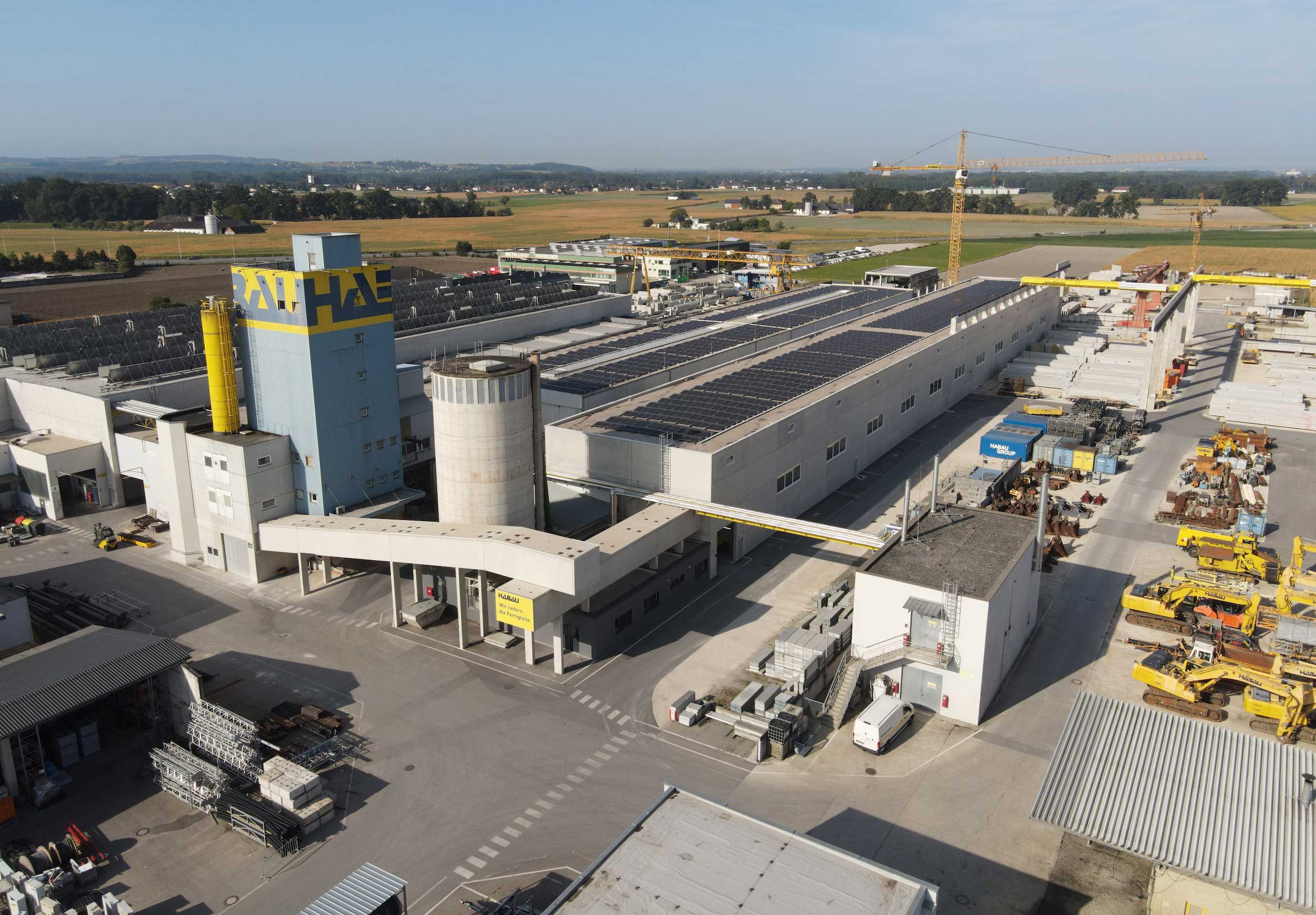 Nachhaltigkeit als gelebte Verantwortung: HABAU GROUP setzt Maßstäbe im Bauwesen Nachhaltigkeit ist längst kein Bonus mehr, sondern ein fester Bestandteil moderner Bauprojekte. Bei der HABAU GROUP ist Nachhaltigkeit tief in der Unternehmensphilosophie verankert und prägt sämtliche Phasen der Projektentwicklung, von der Planung bis zur Umsetzung. So zeigt das Unternehmen, wie verantwortungsvolles und zukunftsorientiertes Bauen in der Praxis umgesetzt wird. Dabei wird Nachhaltigkeit nicht als isolierter Faktor betrachtet, sondern in bestehende Prozesse integriert und kontinuierlich weitergedacht.