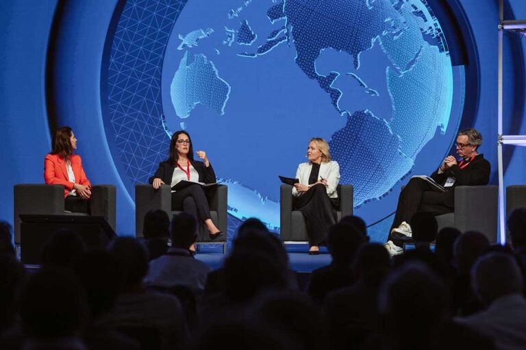 Genau hier setzt der Exporttag 26 an Am 28. Mai wird die Wirtschaftskammer Österreich in Wien erneut zum Treffpunkt für international orientierte Unternehmen. Der Exporttag ist keine reine Informationsveranstaltung, sondern eine Plattform, die dabei unterstützt, aus globalen Entwicklungen konkrete Strategien abzuleiten – kompakt, praxisnah und kostenlos zugänglich.