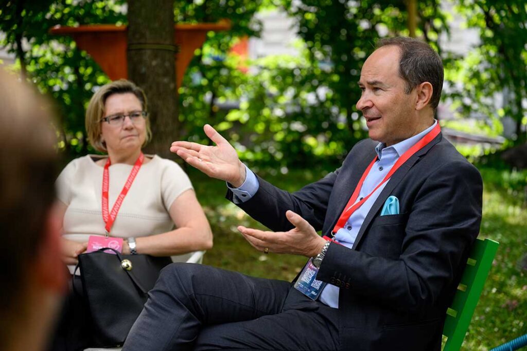 Am 28. Mai wird die Wirtschaftskammer Österreich in Wien erneut zum Treffpunkt für international orientierte Unternehmen. Der Exporttag ist keine reine Informationsveranstaltung, sondern eine Plattform, die dabei unterstützt, aus globalen Entwicklungen konkrete Strategien abzuleiten – kompakt, praxisnah und kostenlos zugänglich.