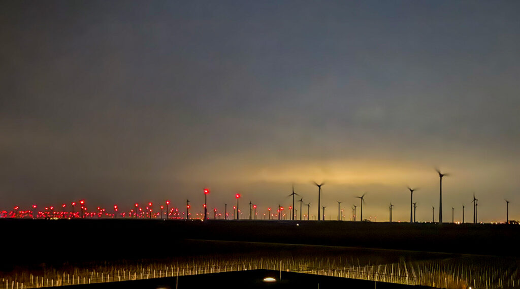 BNK-Technologie beendet Dauerblinken von Windrädern in der Nacht