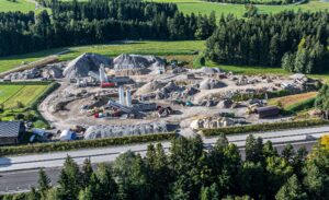 Nachhaltigkeit als gelebte Verantwortung: HABAU GROUP setzt Maßstäbe im Bauwesen Nachhaltigkeit ist längst kein Bonus mehr, sondern ein fester Bestandteil moderner Bauprojekte. Bei der HABAU GROUP ist Nachhaltigkeit tief in der Unternehmensphilosophie verankert und prägt sämtliche Phasen der Projektentwicklung, von der Planung bis zur Umsetzung. So zeigt das Unternehmen, wie verantwortungsvolles und zukunftsorientiertes Bauen in der Praxis umgesetzt wird. Dabei wird Nachhaltigkeit nicht als isolierter Faktor betrachtet, sondern in bestehende Prozesse integriert und kontinuierlich weitergedacht.