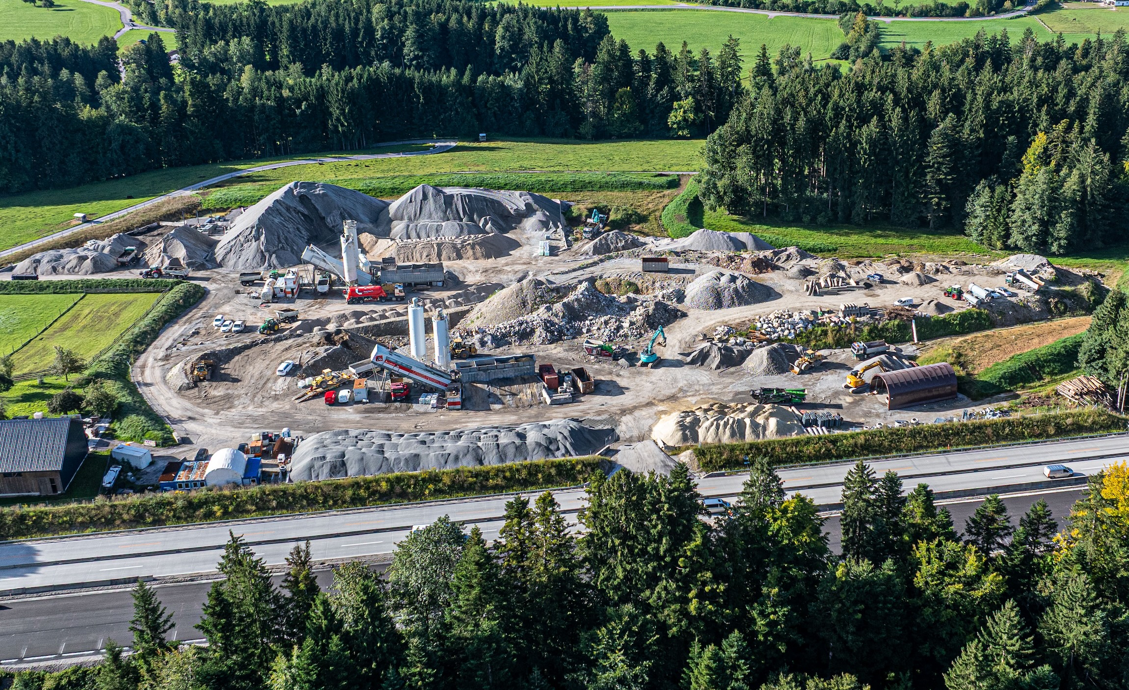 Nachhaltigkeit als gelebte Verantwortung: HABAU GROUP setzt Maßstäbe im Bauwesen Nachhaltigkeit ist längst kein Bonus mehr, sondern ein fester Bestandteil moderner Bauprojekte. Bei der HABAU GROUP ist Nachhaltigkeit tief in der Unternehmensphilosophie verankert und prägt sämtliche Phasen der Projektentwicklung, von der Planung bis zur Umsetzung. So zeigt das Unternehmen, wie verantwortungsvolles und zukunftsorientiertes Bauen in der Praxis umgesetzt wird. Dabei wird Nachhaltigkeit nicht als isolierter Faktor betrachtet, sondern in bestehende Prozesse integriert und kontinuierlich weitergedacht.