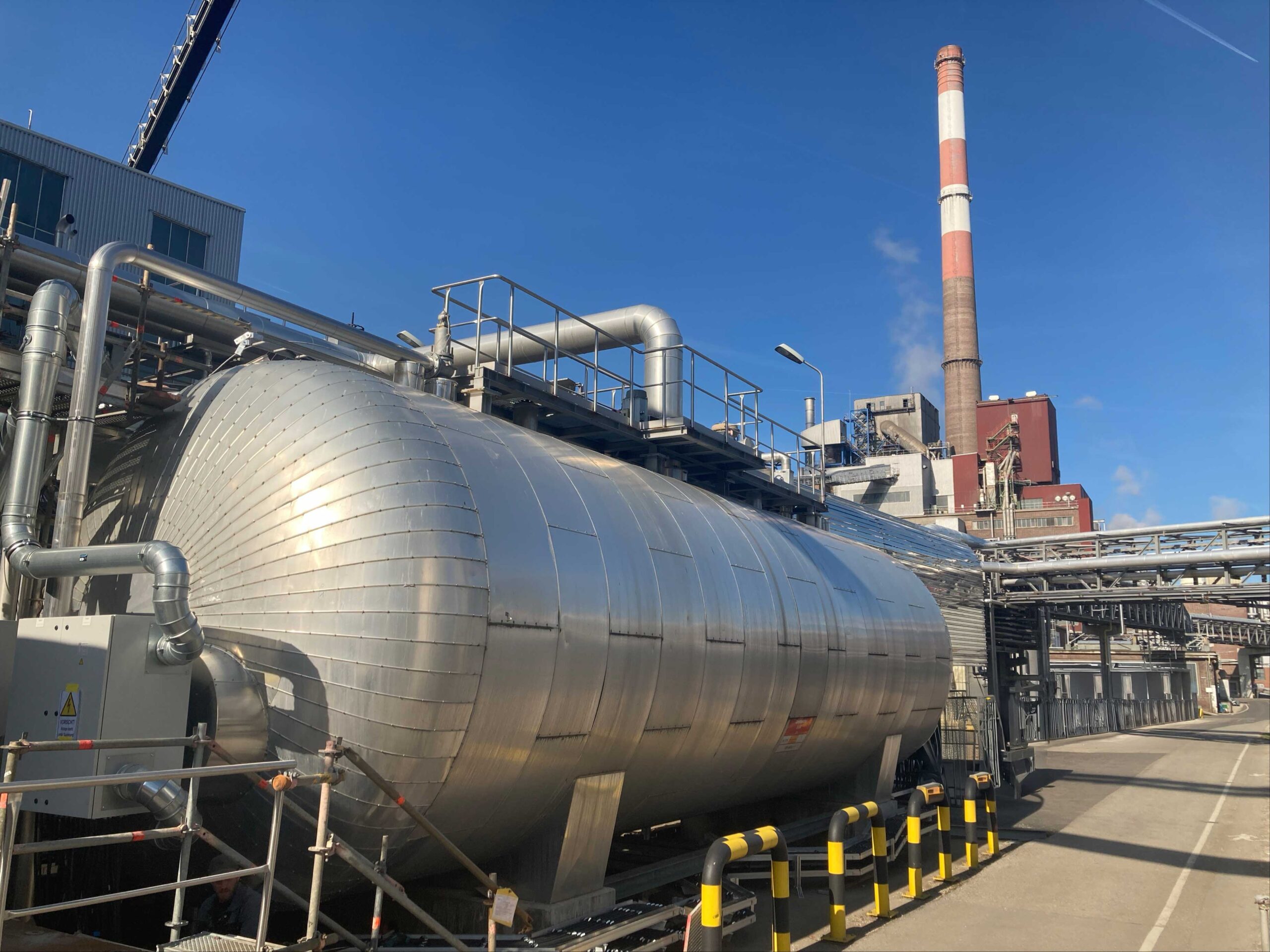 VERBUND und die Lenzing Gruppe setzen einen weiteren wichtigen Schritt in Richtung klimafreundlicher Industrie: Am Standort Lenzing wurde eine Power-to-Heat-Anlage (P2H) mit einer elektrischen Leistung von 14 Megawatt erfolgreich in Betrieb genommen. VERBUND übernimmt dabei die Vermarktung von Regelenergie und integriert die Anlage aktiv in das Energiesystem. Dadurch kann flexibel auf kurzfristige Schwankungen im Stromnetz reagiert und die Stabilität des österreichischen Stromsystems unterstützt werden.