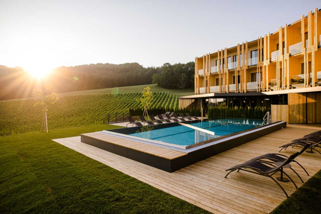 Ratscher Landhaus – Der Place to be in der Südsteiermark „Wir möchten unseren Gästen nicht einfach nur einen Urlaub schenken, sondern ein Lebensgefühl. Well-Being bedeutet für uns, Zeit zu haben – für Genuss, für die Natur, für ein gutes Glas Wein und für die Menschen, mit denen wir diese Momente teilen. Es sind die vielen kleinen Augenblicke, die gemeinsam die Summe des Glücks ergeben.“ Michaela & Andreas Muster