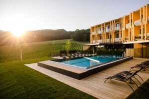 Ratscher Landhaus – Der Place to be in der Südsteiermark „Wir möchten unseren Gästen nicht einfach nur einen Urlaub schenken, sondern ein Lebensgefühl. Well-Being bedeutet für uns, Zeit zu haben – für Genuss, für die Natur, für ein gutes Glas Wein und für die Menschen, mit denen wir diese Momente teilen. Es sind die vielen kleinen Augenblicke, die gemeinsam die Summe des Glücks ergeben.“ Michaela & Andreas Muster