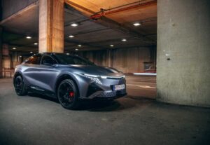 Führen statt Folgen: Die neuen elektrischen Modelle von Alpine Viele Menschen verbringen ihre Karriere damit, den schnellsten Weg zum Ziel zu suchen. Umso schöner ist es, nach Feierabend bewusst die Abzweigung zu nehmen, die eigentlich gar nicht auf dem Weg liegt. Genau für diese Momente wurden die vollelektrischen Alpine A290 und Alpine A390 entwickelt. Inspiriert vom Motorsport, geprägt von französischer Ingenieurskunst und gebaut für Fahrerinnen und Fahrer, die auch im elektrischen Zeitalter nicht auf Emotion verzichten wollen.