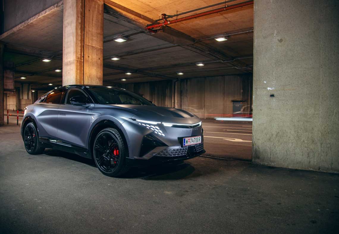 Führen statt Folgen: Die neuen elektrischen Modelle von Alpine Viele Menschen verbringen ihre Karriere damit, den schnellsten Weg zum Ziel zu suchen. Umso schöner ist es, nach Feierabend bewusst die Abzweigung zu nehmen, die eigentlich gar nicht auf dem Weg liegt. Genau für diese Momente wurden die vollelektrischen Alpine A290 und Alpine A390 entwickelt. Inspiriert vom Motorsport, geprägt von französischer Ingenieurskunst und gebaut für Fahrerinnen und Fahrer, die auch im elektrischen Zeitalter nicht auf Emotion verzichten wollen.