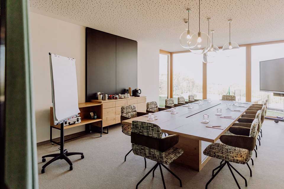 Ratscher Landhaus – Der Place to be in der Südsteiermark „Wir möchten unseren Gästen nicht einfach nur einen Urlaub schenken, sondern ein Lebensgefühl. Well-Being bedeutet für uns, Zeit zu haben – für Genuss, für die Natur, für ein gutes Glas Wein und für die Menschen, mit denen wir diese Momente teilen. Es sind die vielen kleinen Augenblicke, die gemeinsam die Summe des Glücks ergeben.“ Michaela & Andreas Muster