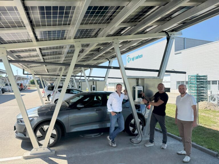 SGL Carbon und VERBUND setzen ihre erfolgreiche Zusammenarbeit fort: Mit der Inbetriebnahme eines modernen PV-Carports wurde bereits das vierte gemeinsame Photovoltaikprojekt in Österreich realisiert. Die Anlage erzeugt erneuerbaren Strom direkt am Unternehmensstandort und verbindet nachhaltige Energieversorgung mit zeitgemäßer Ladeinfrastruktur für E-Fahrzeuge.