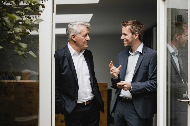 Erfolgreich im Beruf. Klarheit beim Vermögen. Ein ExchangeTradedFonds auf den MSCI World kann ein sinnvoller Baustein der Geldanlage sein. Doch wer sein Vermögen langfristig strukturieren möchte, braucht mehr als ein Wertpapier und gelegentlich einen Blick ins Depot.